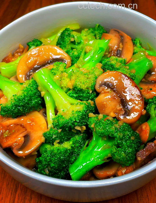 蒜香蘑菇炒西兰花成品图