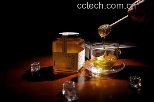 蜂蜜与温水冲泡场景图