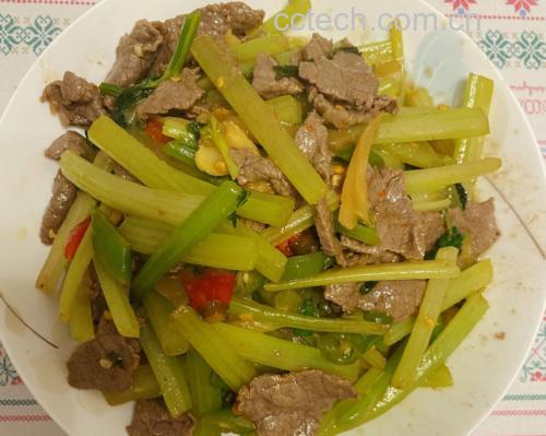 牛肉炒芹菜成品图