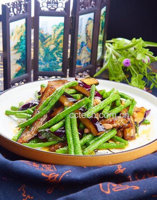 豆角和茄子清洗后切段的场景