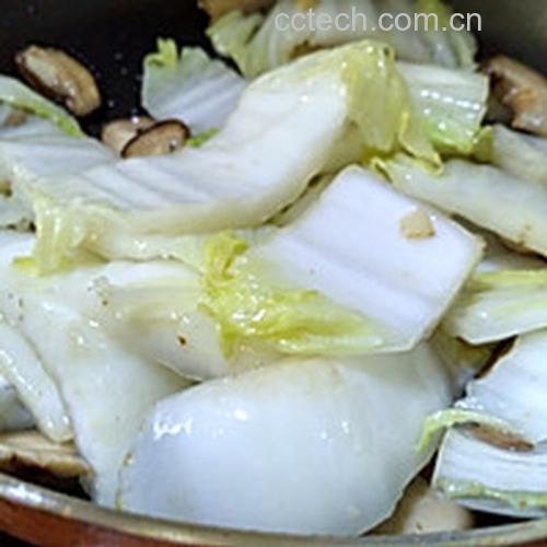 油菜炒蘑菇成品图