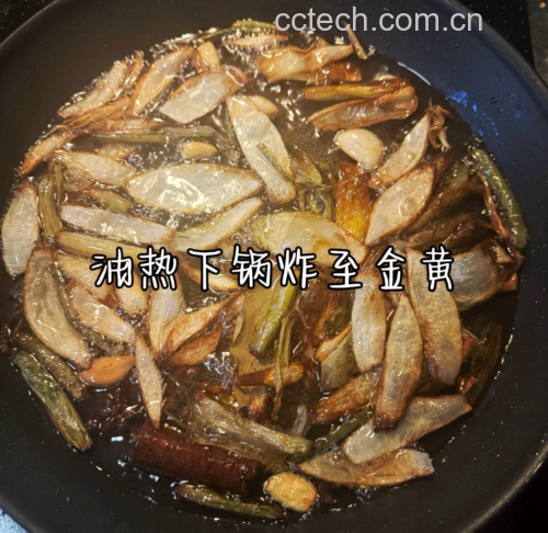 炸大蒜在锅中翻炒