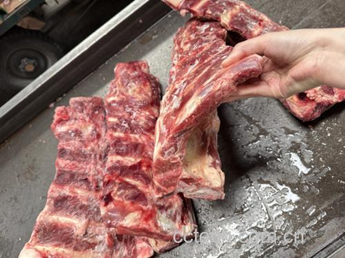 牛肋排与青萝卜的食材摆盘