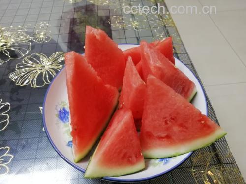 冰镇无籽西瓜的食材准备过程