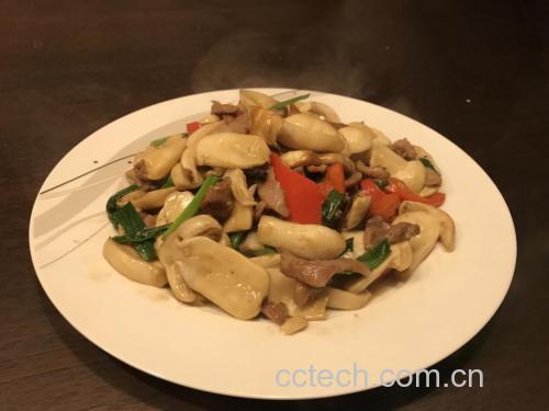 成品图：杏鲍菇炒香芹盛放在白瓷盘中