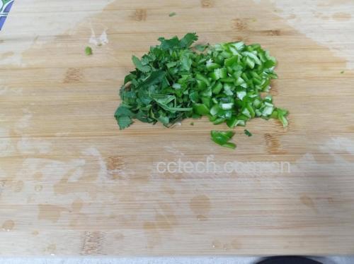 小香芹与香菜在厨房中的使用场景