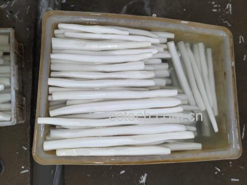 白玉山药蒸熟后压成细腻山药泥的过程