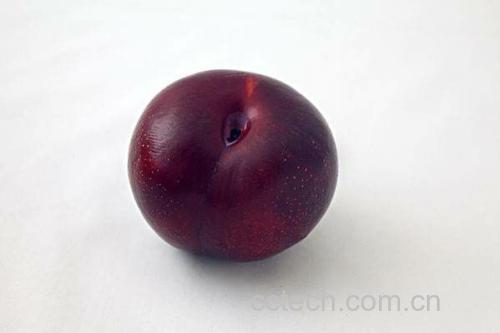 黑布林李子整果与果皮特写