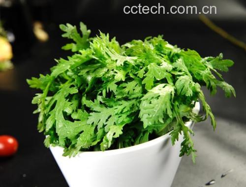 伴茼蒿拌制完成