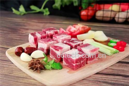 酱牛肉与西红柿炖煮前的食材摆放图