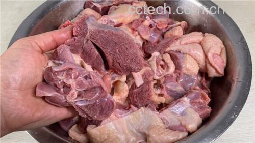 鹅肉焯水过程