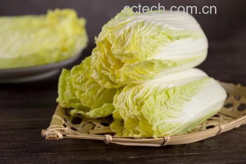 成品娃娃鱼摆放在竹篮中,旁边搭配豆浆与椰蓉,呈现温馨的早餐场景
