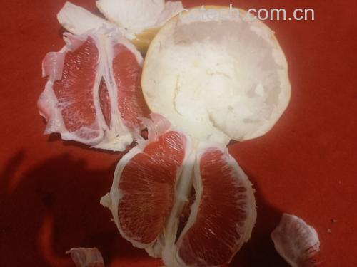 蜜柚果肉与果皮分离过程展示