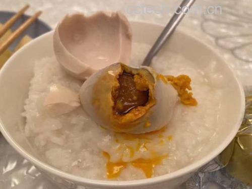 红枣小米粥与咸鸭蛋早餐搭配