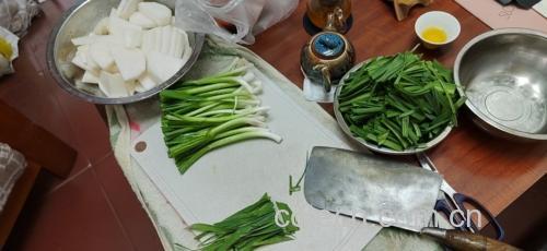 豆腐和蒜苗食材准备