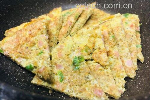 粉葛肉饼煎制过程:肉饼成型与煎制翻面