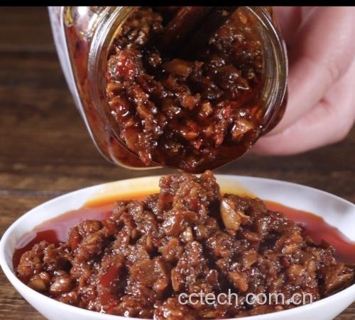 蒜苗和平菇搭配炒制的美食成品图