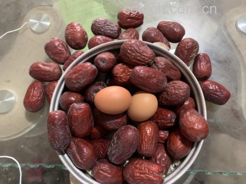 红枣与油菜同锅炒制的美食