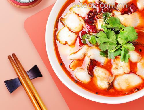 红椒烧鱼食材处理过程