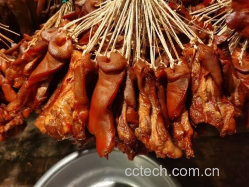 香芹猪耳朵的食材处理过程