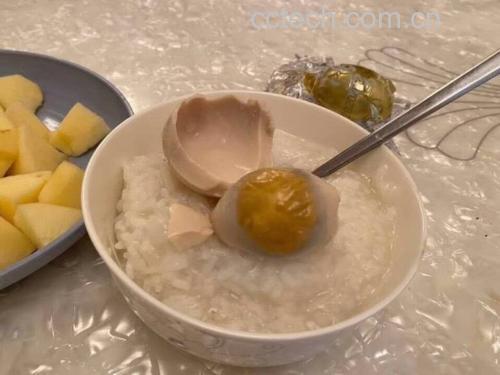 鸭梨切片与酸奶搭配的早餐组合
