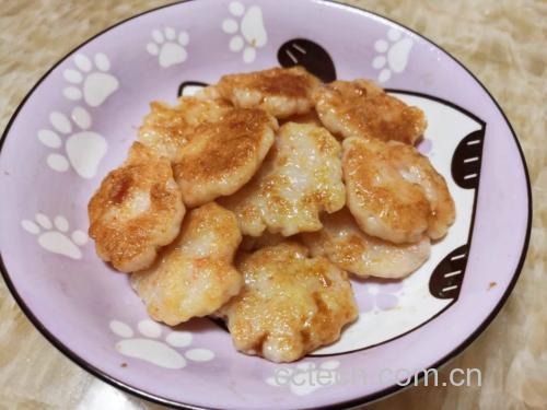 小葱虾皮拌饼子煎制过程