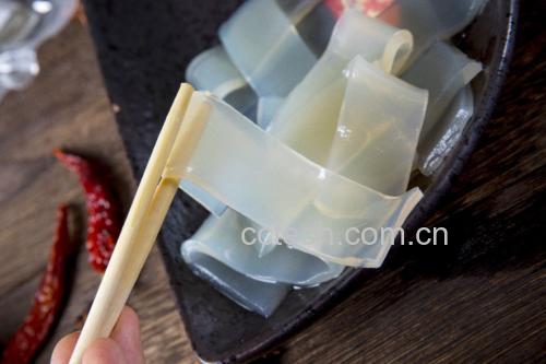 一碗用西瓜红红薯粉制作的彩色汤圆