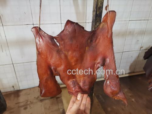 猪皮焯水与卤制过程