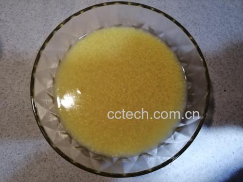 雪梨麦冬水盛在玻璃杯中,旁边搭配早餐