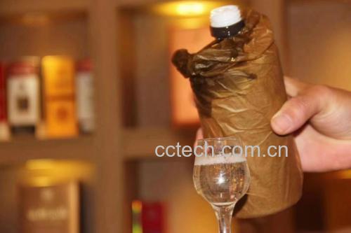 林下参酒的饮用场景图