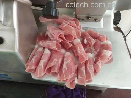 酸汤肥牛炖煮过程
