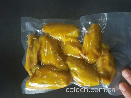 腌制好的鸡翅在密封袋中浸泡