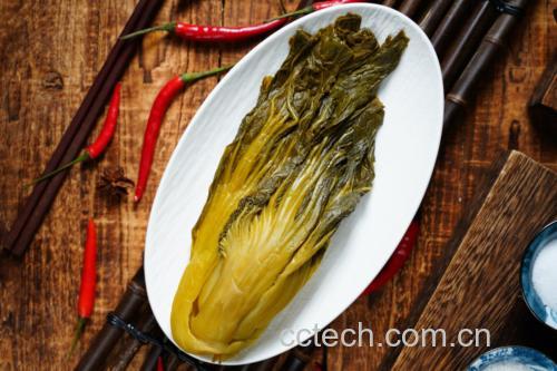红菜苔与白菜分别切好装盘